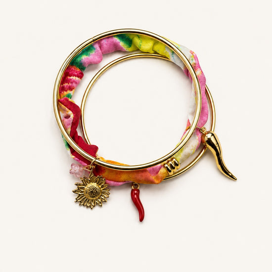 Set de pulseras mediterráneas doradas con charms de sol y guindilla de BRAVATA