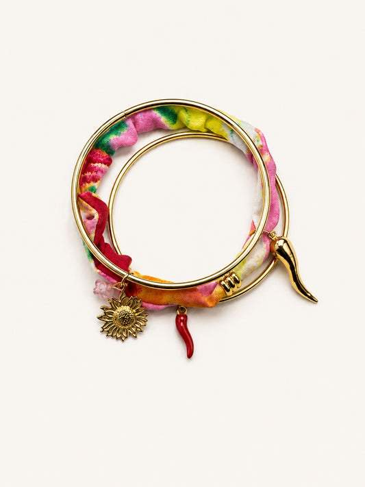 Set de pulseras mediterráneas doradas con charms de sol y guindilla de BRAVATA