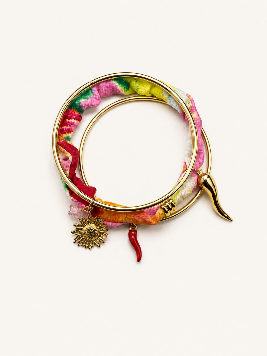 Set de pulseras mediterráneas doradas con charms de sol y guindilla de BRAVATA