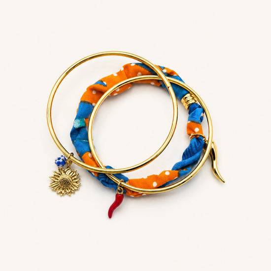 Pulseras doradas de verano con charms de sol y guindilla de BRAVATA